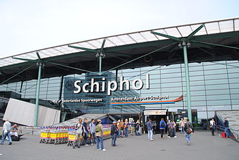 English: Amsterdam Schiphol Airport entrance