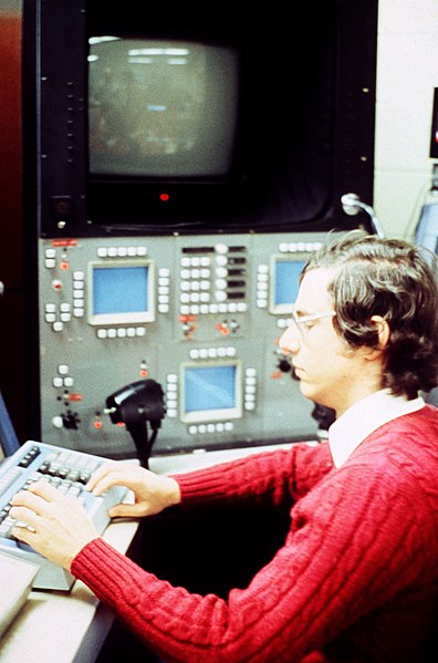 File:An engineer programs a simulated control panel for an F-A-18 Hornet aircraft. A simulated head-up aircraft display (viewed on the screen during test exercises) is graphically superi - DPLA - 1b25740e904a95bd4ac36d913767b46c.jpeg