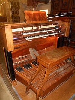 Andria, cattedrale di Santa Maria Assunta - Consolle dell'organo a canne.jpg