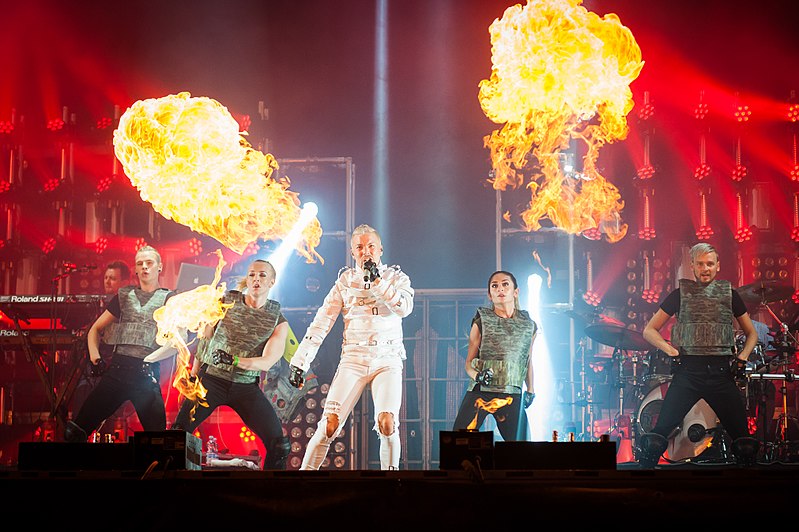 File:Antti Tuisku - Ilosaarirock 2016 - 03.jpg