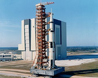 Az Apollo–10 kigördül az indítóállásba