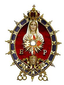 Les symboles contenus dans les armoiries sont les piliers du charisme de l'association, l'Eucharistie, Marie et la primauté de Pierre.