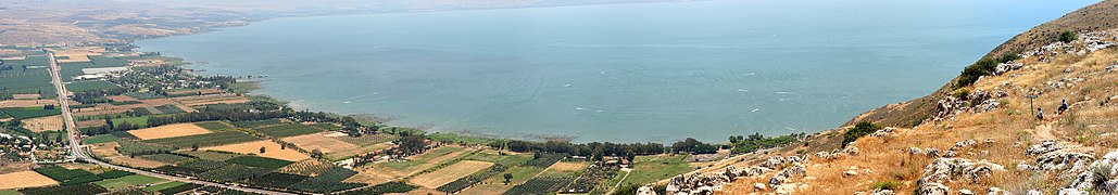 Foto panorámica de una gran masa de agua.