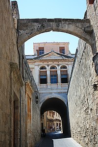 Arche dans une ruelle de la vieille ville de Rhodes