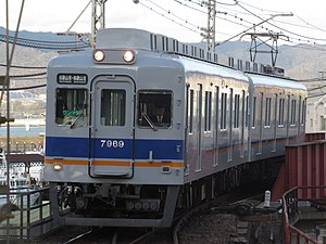 和歌山港駅に到着する7100系普通列車