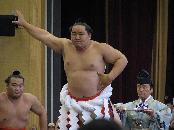 Performing the dohyō-iri in 2004