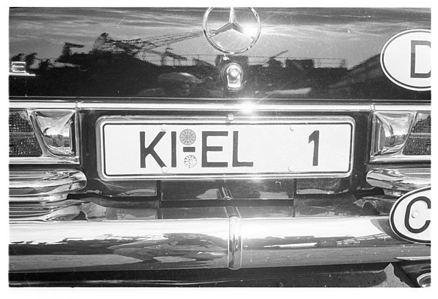 File:Autokennzeichen KI-EL 1 (Kiel 32.902).jpg - Wikipedia