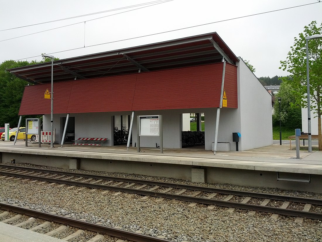 File:Bahnhof Langenbach(Oberbay) - Fahrradhalle.jpg