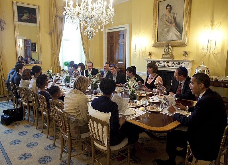 File:Barack Obama hosts a Seder dinner 2009.jpg