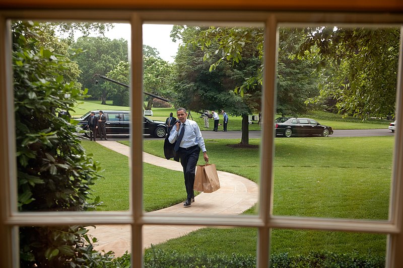 File:Barack Obama returns to the Oval Office after an hamburger run.jpg