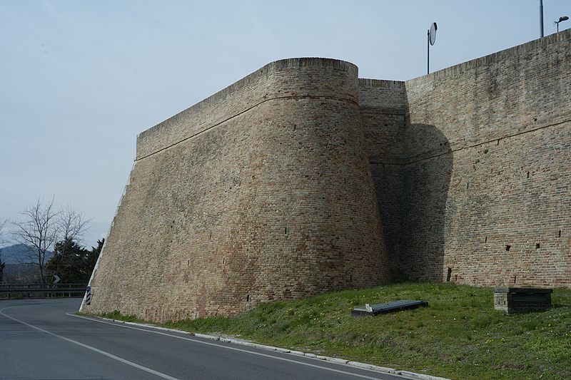 File:Bastione San Polo Urbino.jpg