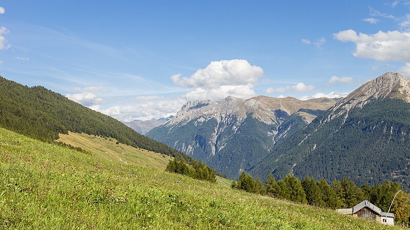 File:Bergweg tussen Motta Naluns en Sent, 19-09-2023. (actm.) 05.jpg