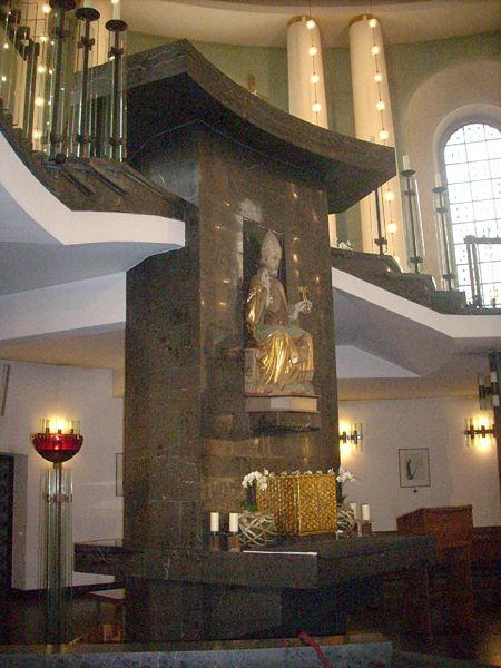 File:Berlin Hedwigskathedrale Altar.jpg