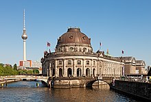 Bode-Museum an der Monbijou-Brücke an der nordwestlichen Spitze der Museumsinsel, wo links Spree und rechts Kupfergraben zusammenfließen