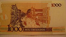 Billete de 1000 cruzados. Aparece una imagen de la calle 1.º de marzo en 1905.