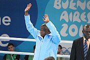 Deutsch: Boxen bei den Olympischen Jugendspielen 2018 Tag 12, 18. Oktober 2018 - Medaillenzeremonie im Fliegengewicht der Mädchen - Gold: Martina La Piana (Italien), Silber: Adijat Gbadamosi (Nigeria), Bronze: Heaven Destiny Garcia (USA); Medaillenübergabe durch Habu Gumel (IOC, Nigeria), Geschenkübergabe durch Dr. Joseph O. Ayeni (Nigeria, AIBA). English: Boxing at the 2018 Summer Youth Olympics on 18 October 2018 – Girl's flyweight Medal Ceremony - Gold: Martina La Piana (Italy), Silver: Adijat Gbadamosi (Nigeria), Bronze: Heaven Destiny Garcia (USA); Medal handover by Habu Gumel (IOC, Nigeria), Gift presented by Dr. Joseph O. Ayeni (Nigeria, AIBA). Español: Boxeo en los Juegos Olímpicos Juveniles de Verano de 2018 en 18 de octubre de 2018 - Ceremonia de la Medalla de peso mosca para niñas - Oro: Martina La Piana (Italia), Plata: Adijat Gbadamosi (Nigeria), Bronce: Heaven Destiny Garcia (Estados Unidos); Entrega de medallas por Habu Gumel (COI, Nigeria), Regalo presentado por Joseph O. Ayeni (Nigeria, AIBA).