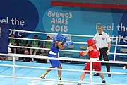 Deutsch: Boxen bei den Olympischen Jugendspielen 2018 Tag 12, 18. Oktober 2018 - Finale Leichtgewicht Mädchen – Junioren-Weltmeisterin und dreifache Juniorinnen-Europameisterin Caroline Sara DuBois (Großbritannien, blau) schlägt Juniorinnen-Asienmeisterin Porntip Buapa (Thailand, rot). English: Boxing at the 2018 Summer Youth Olympics on 18 October 2018 – Girls' lightweight Gold Medal Bout – Caroline Sara DuBois (Grat Britain, blue) wins over Porntip Buapa (Thailand, red). Español: Boxeo en los Juegos Olímpicos Juveniles de Verano de 2018 en 18 de octubre de 2018 - Combate de medalla de oro de peso ligero para niñas - Caroline Sara DuBois (Gran Bretaña, azul ) gana sobre Porntip Buapa (Tailandia, rojo).