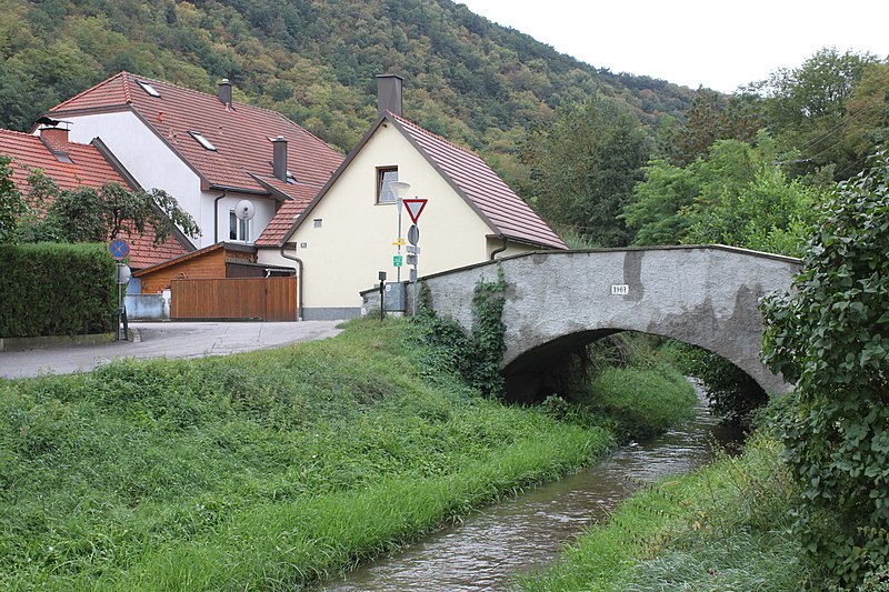 File:Brücke Fladnitzbach Kirchengasse 02.jpg