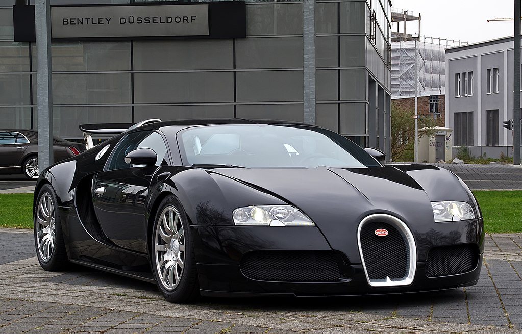 Wersja Super Sport modelu Veyron jest jednym z najszybszych dopuszczonych do ruchu ulicznego samochodów osobowych na świecie, zmierzona prędkość maksymalna wynosi 431,072 km/h.
