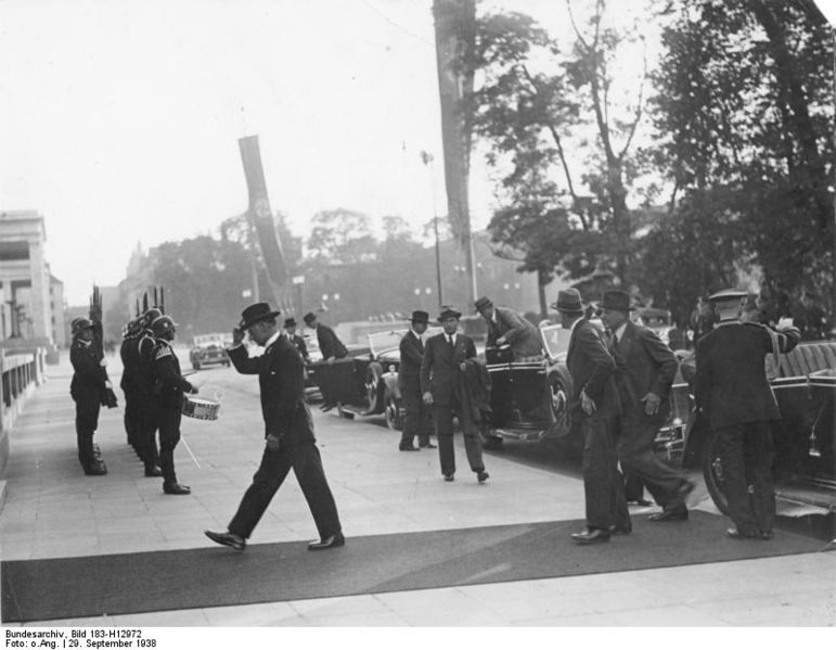 File:Bundesarchiv Bild 183-H12972, Münchener Abkommen, Chamberlain trifft ein.jpg