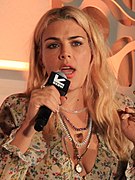 Busy Philipps interprète Summer.