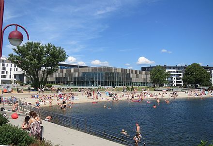 Bystranda and Aquarama (gray building in the background) on a hot summer day