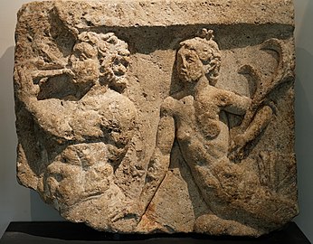 Skulptura Tritona in nimfe (2. st. n. št.), najdena na otoku Île de la Cité (Musée Carnavalet)