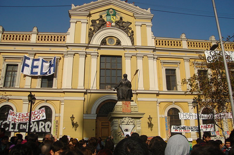 File:Casa Central UChile marcha 02.JPG