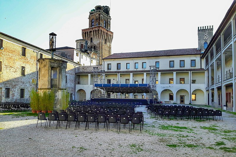 File:Castello Carrarese (Padova).jpg