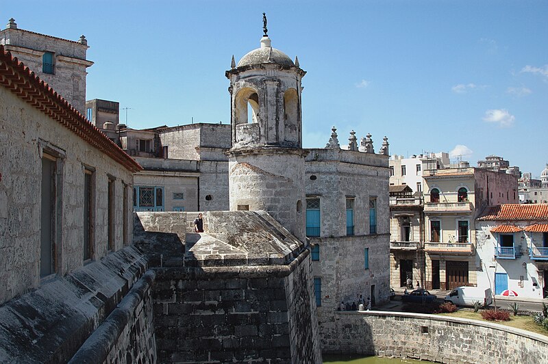 File:Castillo de la Real Fuerza and La Giraldilla (Jan 2014).jpg