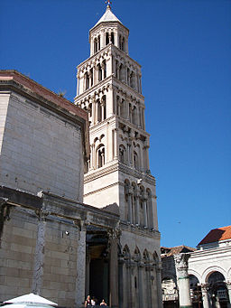 Katedralen och dess kampanil.
