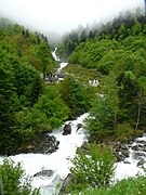 Venant de la droite, le gave de Jéret rejoint le gave de Lutour pour former le gave de Cauterets.