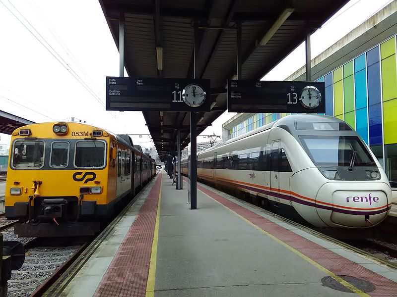 File:Celta (CP) e Regional (RENFE) em Vigo-Guixar.jpg