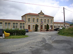 Chénelette (Rhône, Fr) mairie-école.JPG