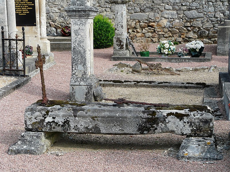 File:Champniers-et-Reilhac cimetière tombes.JPG