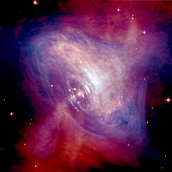かにパルサーのハッブル宇宙望遠鏡(赤)チャンドラのX線画像(青)の組み合わせの画像。
