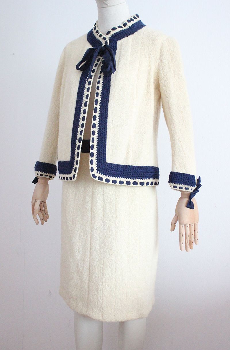 File:Chanel Haute Couture suit, 1965.jpg - Wikimedia Commons
