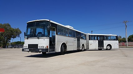 Поворот зчленованого автобуса зміщенням передніх і задніх коліс з одночасним пасивним поворотом ланок на шворні