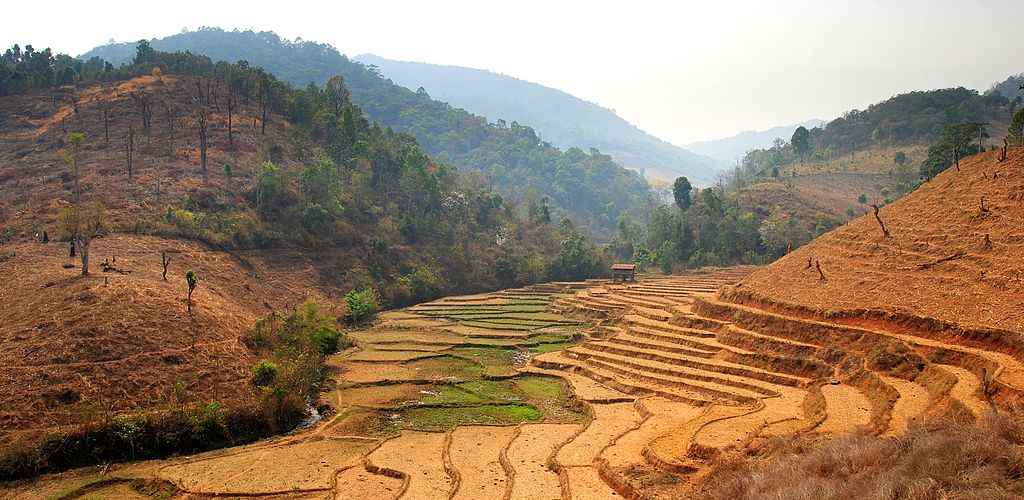 https://upload.wikimedia.org/wikipedia/commons/thumb/c/c9/Chiang_mai_province_road_1263.jpg/1024px-Chiang_mai_province_road_1263.jpg