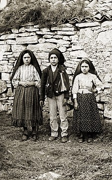 Lúcia dos Santos (left) with her cousins Francisco and Jacinta Marto, 1917