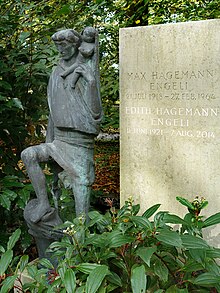 Max Hagemann-Engeli (1918–1964) Jurist, Staatsrechtler, Autor und Zeitungsverleger, Edith Hagemann-Engeli (1921–2014). Grab, Friedhof am Hörnli.Grabskulptur Christophorus (1954) von Alexander Zschokke (1894–1981)