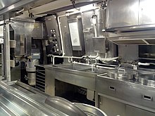 Plusieurs équipements de cuisine en inox dans une pièce pas très large