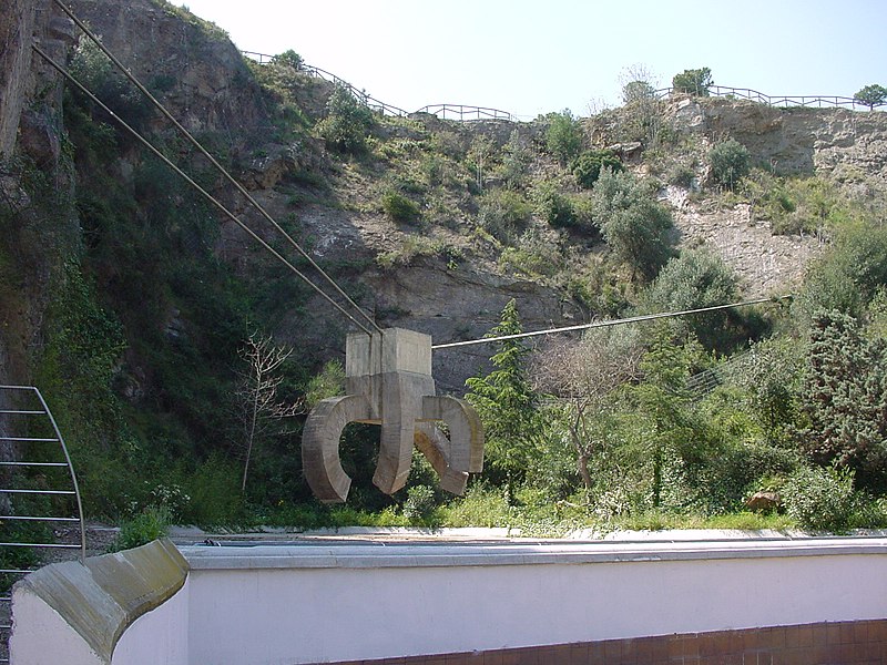 File:Claw sculpture at Parc de la Creuta del Coll.jpg