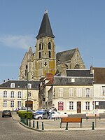 Clermont (60), Kirche Saint-Samson, Blick vom Rathausplatz 1.jpg