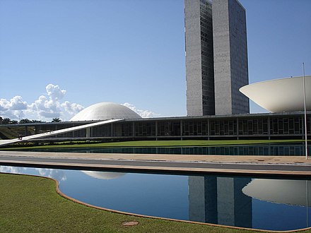 Новая столица бразилии. Дворец национального конгресса Бразилии Оскар Нимейер. Оскар Нимейер архитектура. Дворец национального конгресса в Бразилиа, 1960. Национальный конгресс Холл Бразилия.