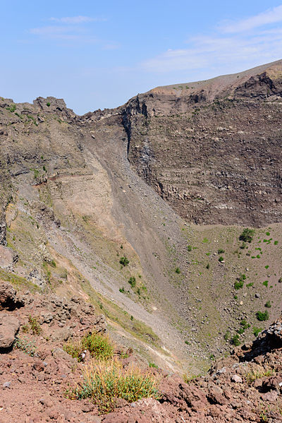 File:Crater rim volcano Vesuvius - Campania - Italy - July 9th 2013 - 07.jpg