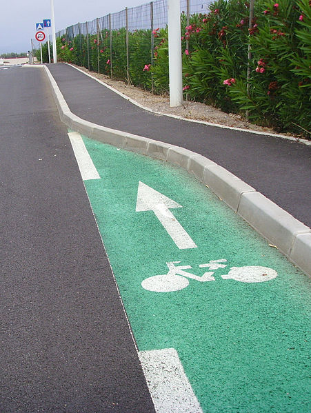 File:Cycle lane in Leucate.jpg