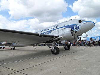 F-AZTE est un Douglas DC-3, le seul à voler encore en France. C'est un ancien C-47 qui servit dans l'armée de l'air jusqu'en 1972. Démilitarisé, il servit pour transporter du fret, jusqu'aux années 1980, il termina son service suite à une panne moteur. Il a été racheté par l'association France DC-3. Réimmatriculé [F-AZTE], il vole encore ; il est peint aux anciennes couleurs d'Air France et de KLM. (définition réelle 4 416 × 3 312)