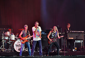 L–R: Ian Paice, Roger Glover, ایان قیلان, استیو مورس and Don Airey performing live in 2013