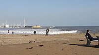 El dia després del temporal Glòria les destrosses eren notables i el mar s'havia endut bona part de la platja, però feia bon temps i les onades eren espectaculars.